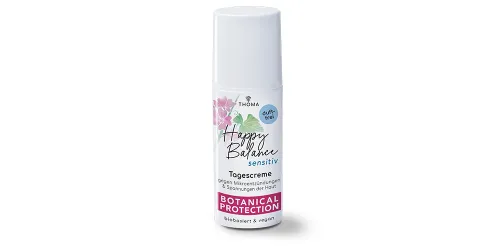 Eine Flasche der Happy Balance Sensitiv Tagescreme von THOMA mit der Kennzeichnung Botanical Protection Die Creme ist duftfrei biobasiert und vegan wirkt gegen Mikroentzündungen und Spannungen der Haut Nahaufnahme des Pumpspenders