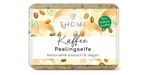 rechteckige, braune Seife mit beiger Verpackung und Aufschrift Kaffee, Peelingseife mit Kakaobutter vegan von der Naturseifen Manufaktur Uckermark.