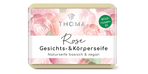 rechteckige, cremefarbene Seife mit rosafarbener Verpackung und Aufschrift Rose, Gesichts und Körperseife mit Wildrosenöl vegan von der Naturseifen Manufaktur Uckermark.