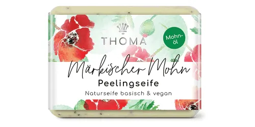 rechteckige cremefarbene Seife mit schwarzen Mohnkörnern und grüner Verpackung, Aufschrift Maerkischer Mohn, Peelingseife mit Kakaobutter vegan von der Naturseifen Manufaktur Uckermark.