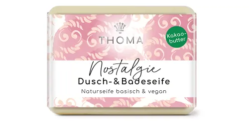 rechteckige, cremefarbene Seife mit rosa Verpackung und Aufschrift Nostalgie, vegane Kakaobutterseife klassische Maennerseife von der Naturseifen Manufaktur Uckermark.