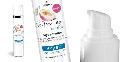 Eine Flasche der Tagescreme Guten Tag Sensitiv Pflaume von THOMA mit der Kennzeichnung Hydro mit Cariciline Die Creme ist biobasiert und vegan bietet einen Feuchtigkeitsbooster für empfindliche Gesichtshaut Nahaufnahme des Pumpspenders
