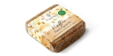 Quadratische, braune Seife mit beiger Verpackung und Aufschrift Kaffee, Peelingseife mit Kakaobutter vegan von der Naturseifen Manufaktur Uckermark.