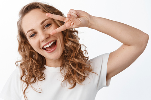 hübsche Frau mit lockigem Haar durch Locken Shampoo